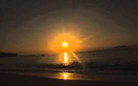 Suíte Pé na Areia- Espaço Independente na Praia do Curral com localização privilegiada - simplicidade e comodidade com o pôr do sol mais lindo de Ilhabela - melhor custo benefício para até 4 pessoas , na Av José Pacheco do Nascimento nº 7682